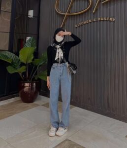 Neck Scarf dengan Outfit Hitam, Celana Jeans dan Sneakers