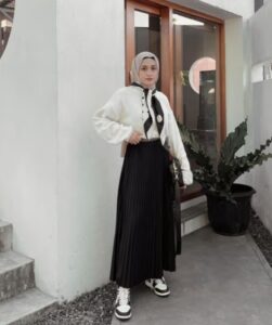 Neck Scarf dengan Outfit Sweater, Rok Plisket, dan Sneakers Tema Hitam Putih