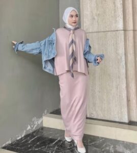 Satu Set Neck Scarf dan Outfit Pink dengan Jaket Denim