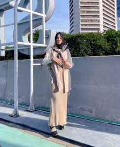 Scarf Leher dengan Outfit Nude dan Rok Corduroy