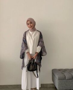 inner kaos putih rok plisket putih dan scarf outer