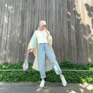 jogger pants sneaker putih dan scarf outer