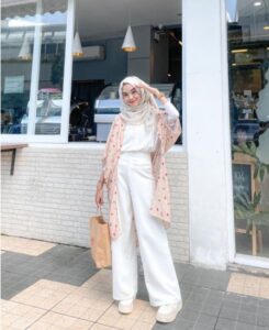 outfit atasan dan celana dengan tema sama serta scarf outer