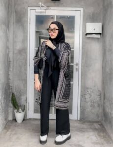 outfit hitam dengan blus boots dan kulots serta scarf outer