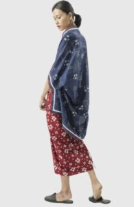 outfit merah dan outer scarf biru