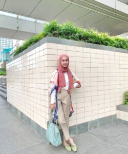 outfit putih celana beige dan scarf outer krem