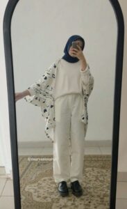 outfit putih hijab hitam dan scarf outer