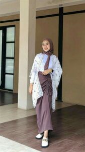 outfit putih rok serut dan outer scarf