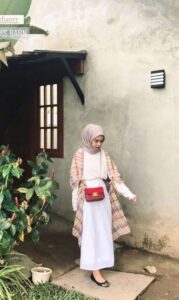 outfit warna netral dan scarf outer model panjang