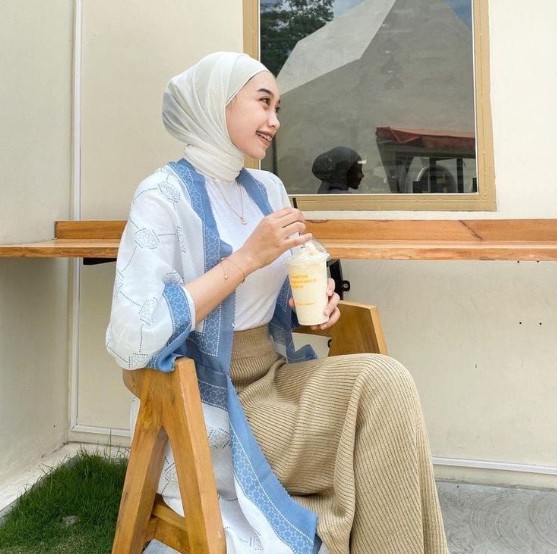 24 Rekomendasi OOTD Model Hijab Outer Scarf yang Modis